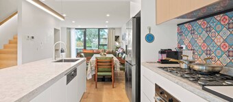 Fully gated! Walk to Bus, Train & Box Hill High!