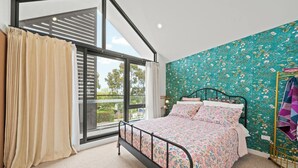 4 bedrooms, iron/ironing board, Internet, bed sheets - Fully gated! Walk to Bus, Train & Box Hill High! (Blackburn)