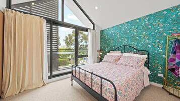 4 bedrooms, iron/ironing board, Internet, bed sheets