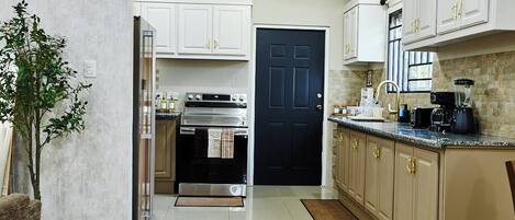 Køleskab, mikrobølgeovn, ovn, kogeplade