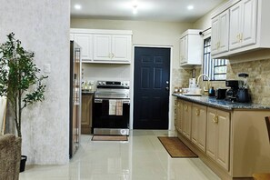 Fridge, microwave, oven, stovetop - Blanket & Brew Accommodation (Bacolet)