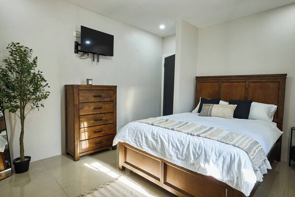 Iron/ironing board, Internet, bed sheets - Blanket & Brew Accommodation (Bacolet)