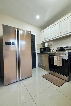 Fridge, microwave, oven, stovetop - Blanket & Brew Accommodation (Bacolet)