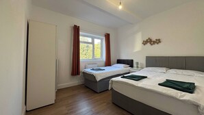 3 bedrooms, iron/ironing board, internet, bed sheets - Charming Wallington Apartment with Hot Tub (Wallington)