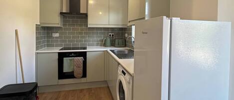 Refrigerador, microondas, parrilla de estufa y tostadora