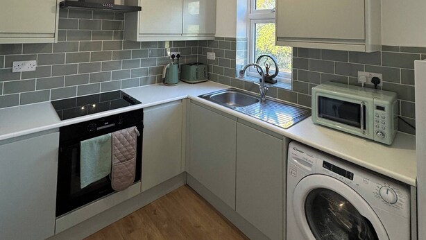 Fridge, microwave, stovetop, toaster - Charming Wallington Apartment with Hot Tub (Wallington)