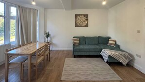 TV - Charming Wallington Apartment with Hot Tub (Wallington)