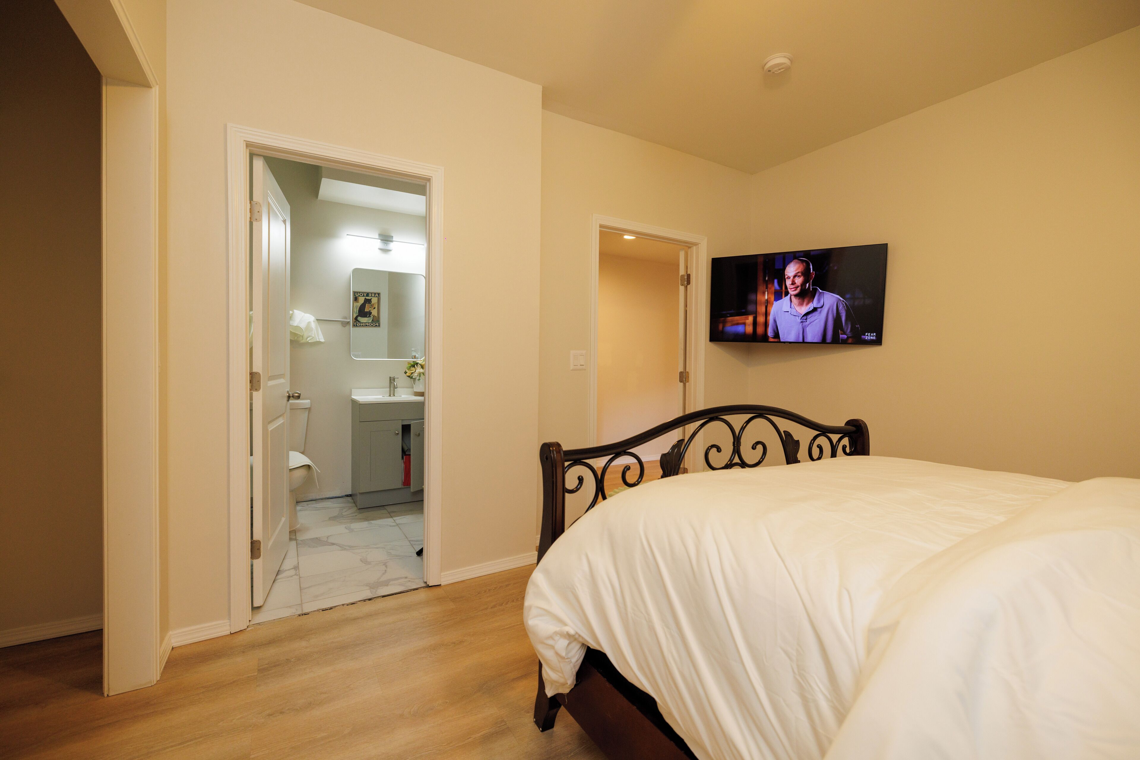 Desk, iron/ironing board, WiFi, bed sheets