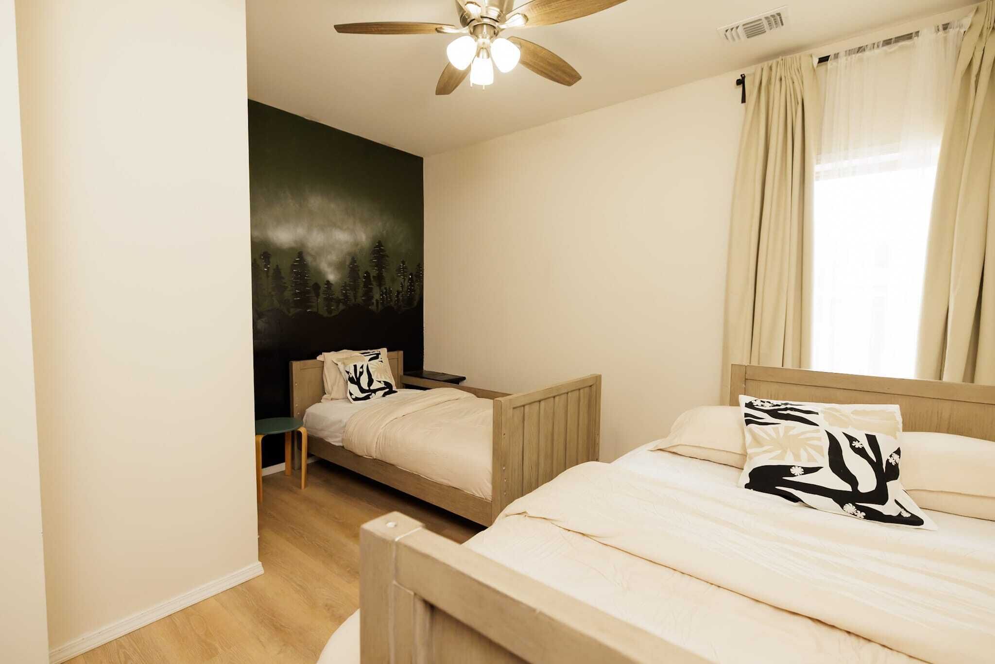 Escritorio, tabla de planchar con plancha, wifi y ropa de cama 