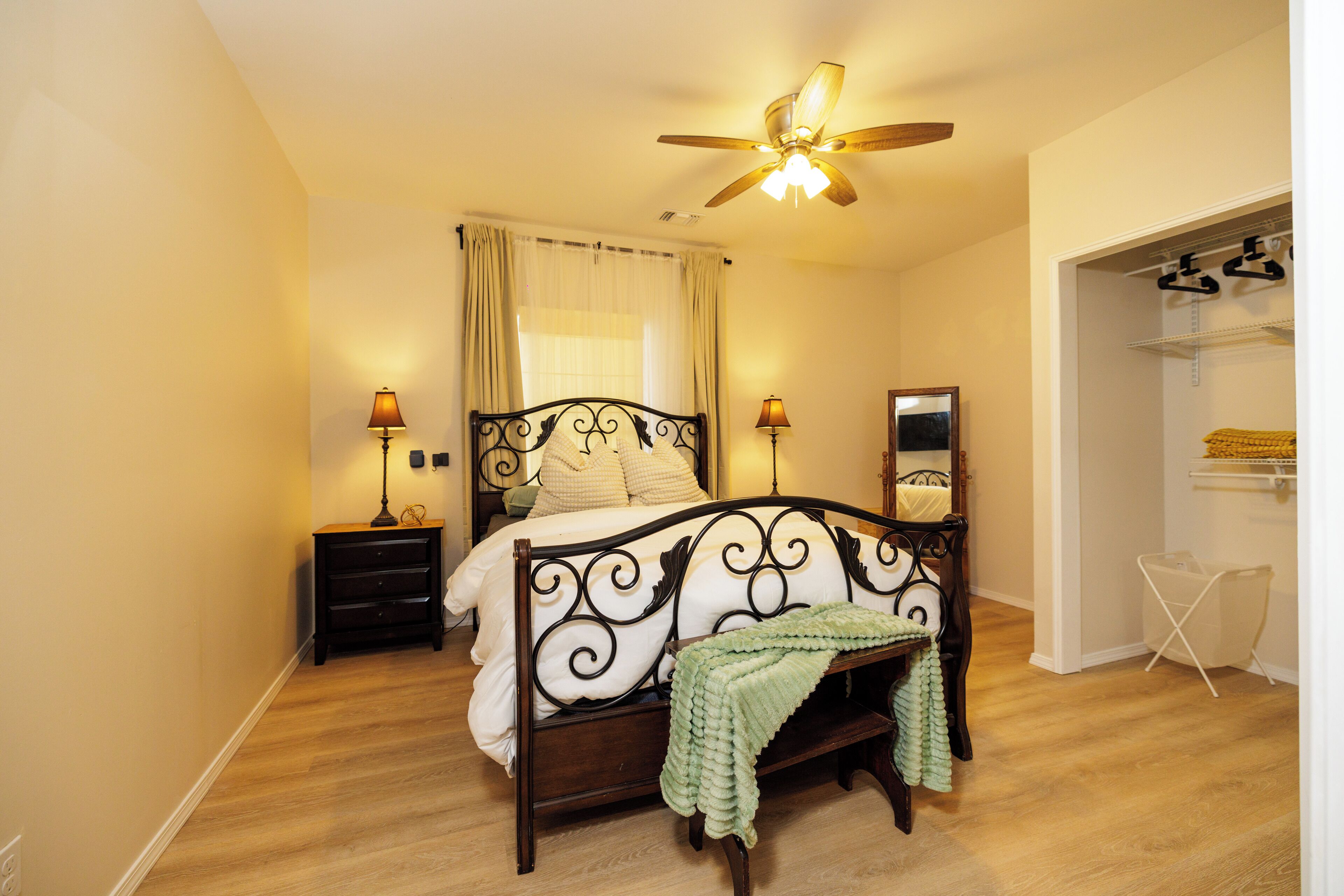 Schreibtisch, Bügeleisen/Bügelbrett, WLAN, Bettwäsche