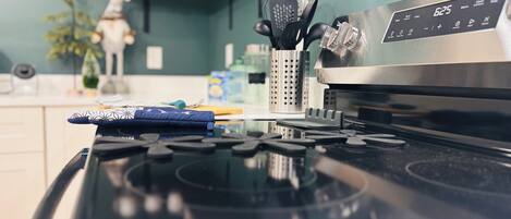 Frigorifero, microonde, forno, piano cottura