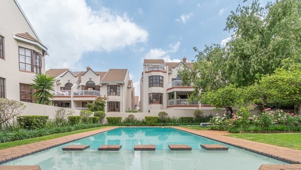 Pool - Peaceful Sandton Townhouse in Gated Community (Sandton)