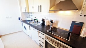 Een koelkast, een magnetron, een oven, een vaatwasser