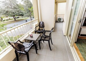Outdoor dining - Stylish Inner-City Haven at The Gatsby (Braddon)