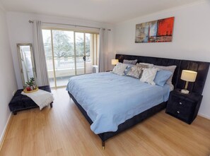 1 bedroom, Internet, bed sheets, wheelchair access - Stylish Inner-City Haven at The Gatsby (Braddon)