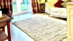 Living area - Newcastle Pet friendly Annex, drive,  garden, 10min drive to city centre (Newcastle upon Tyne)