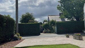 Property grounds - Newcastle Pet friendly Annex, drive,  garden, 10min drive to city centre (Newcastle upon Tyne)