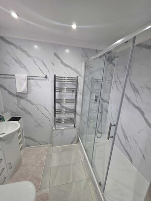 Dusche, Haartrockner, Handtücher