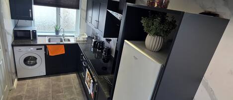 ثلاجة، ميكروويف، فرن، موقد طهي مسطح