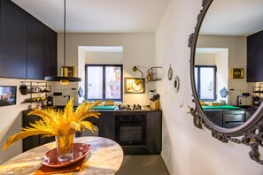 Departamento (2 Bedrooms) | Cocineta privada | Microondas, horno, parrilla de estufa y lavavajillas