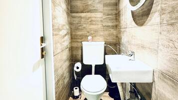 Basic Studio | Bathroom | Shower, free toiletries, hair dryer, towels