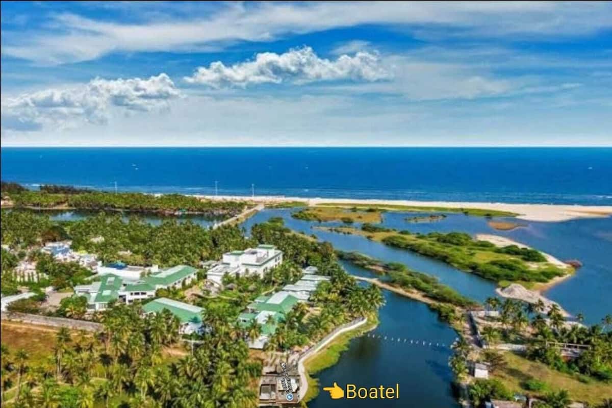 Escritorio, espacio para trabajar con laptop y cortinas blackout