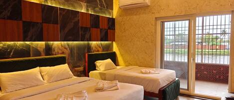 Escritorio, espacio para trabajar con un portátil, cortinas opacas