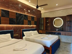 Escritorio, espacio para trabajar con laptop y cortinas blackout 