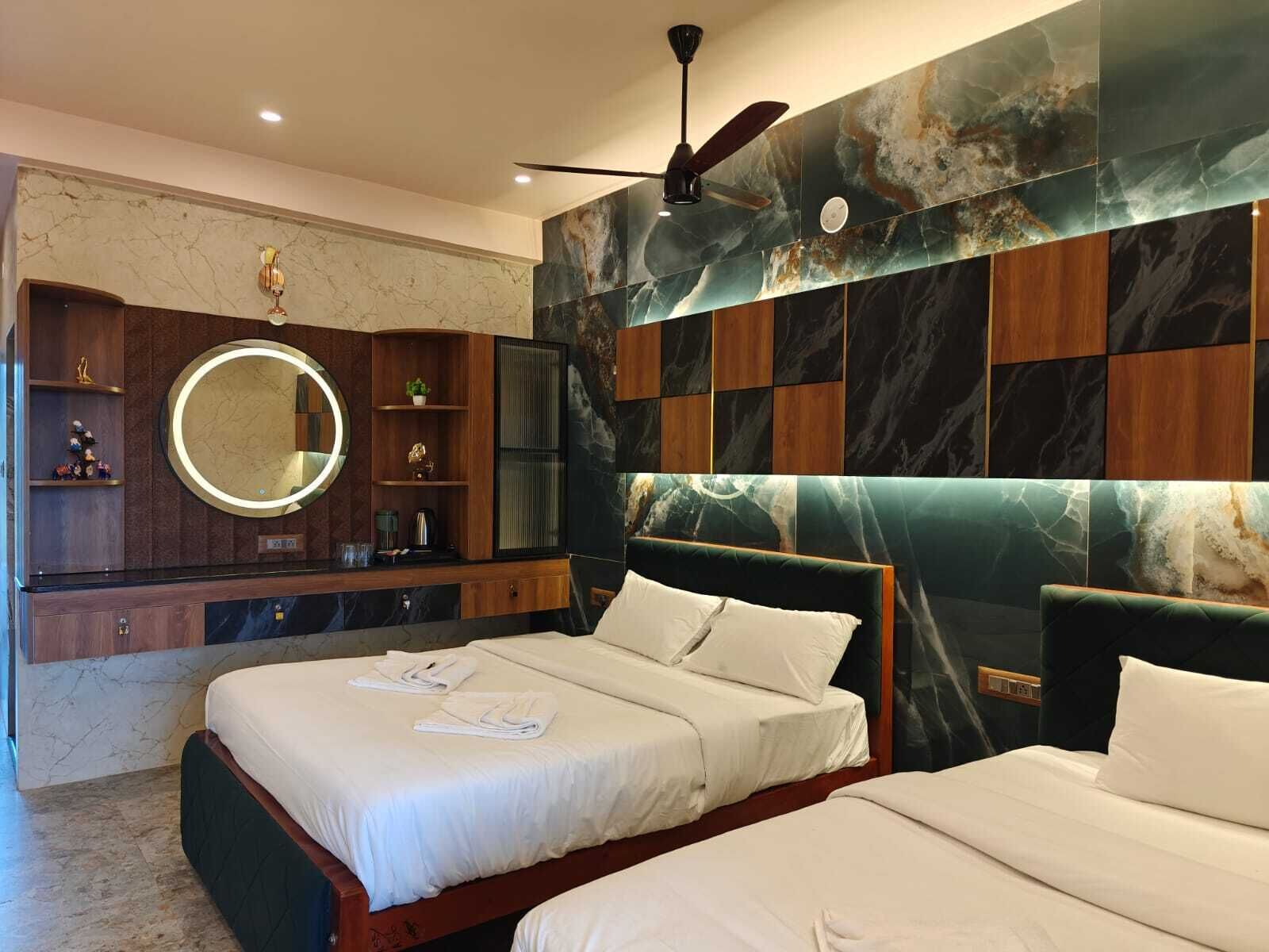 Escritorio, espacio para trabajar con laptop y cortinas blackout 