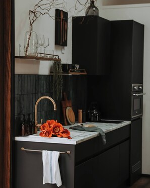 Refrigerador, microondas, horno y parrilla de estufa