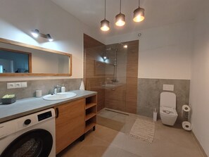 Doccia, asciugacapelli, asciugamani, sapone