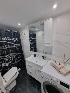 Shower, hair dryer, towels - Luxury apartment in Sepolia (Athina)