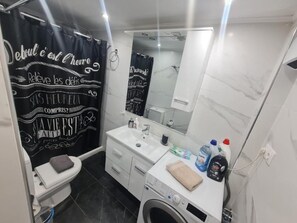 Douche, séchoir à cheveux, serviettes fournies