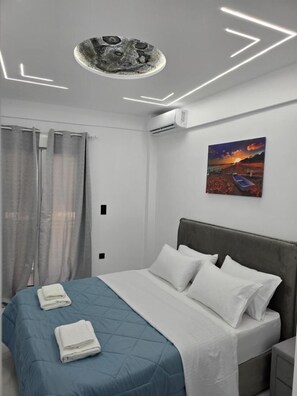 2 bedrooms, iron/ironing board, Internet, bed sheets - Athens Luxury Apartment (Athina)