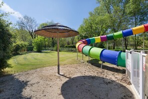 Children’s area - Mobile Home "Malaga": Dordogne Getaway, Shared Pool & Mini-Farm near Sarlat (Bouzic)