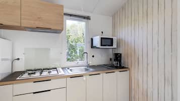 Een koelkast, een microgolfoven, een kookplaat