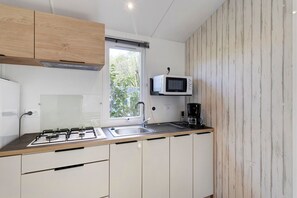 Refrigerador, microondas, placa de cocina, cafetera/tetera