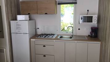 Een koelkast, een microgolfoven, een kookplaat