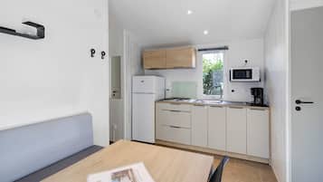 Réfrigérateur, micro-ondes, plaque de cuisson, cafetiÚre/bouilloire