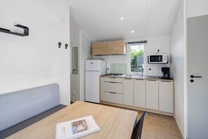 Refrigerador, microondas, placa de cocina, cafetera/tetera