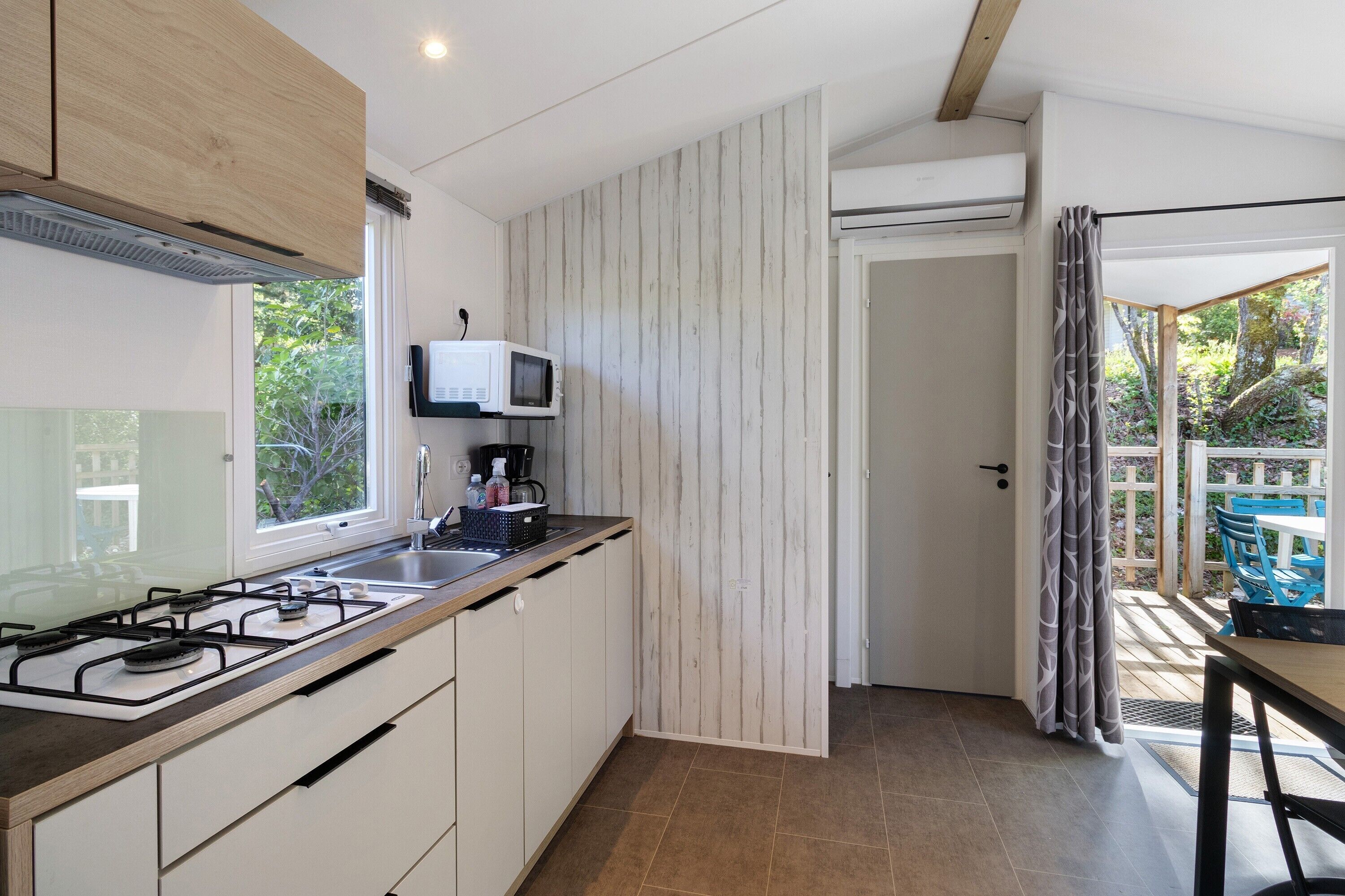 Een koelkast, een microgolfoven, een kookplaat