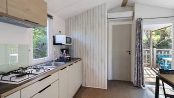 Een koelkast, een microgolfoven, een kookplaat