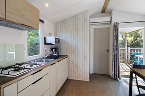 Refrigerador, microondas, parrilla de estufa y cafetera y tetera 