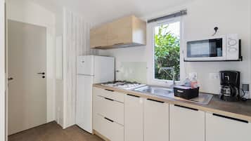 Een koelkast, een microgolfoven, een kookplaat