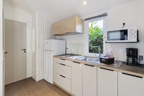 Refrigerador, microondas, parrilla de estufa y cafetera y tetera 