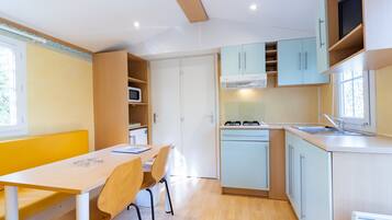 Geladeira, micro-ondas, cooktop, cafeteira/chaleira