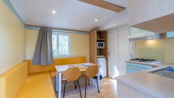 Refrigerador, microondas, parrilla de estufa y cafetera y tetera