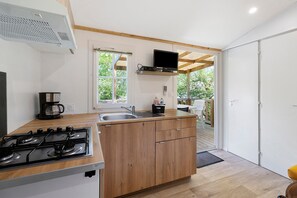 Frigorífico, microondas, placa de cocina y cafetera o tetera