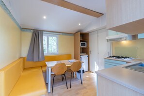 Réfrigérateur, micro-ondes, plaque de cuisson, cafetière/bouilloire