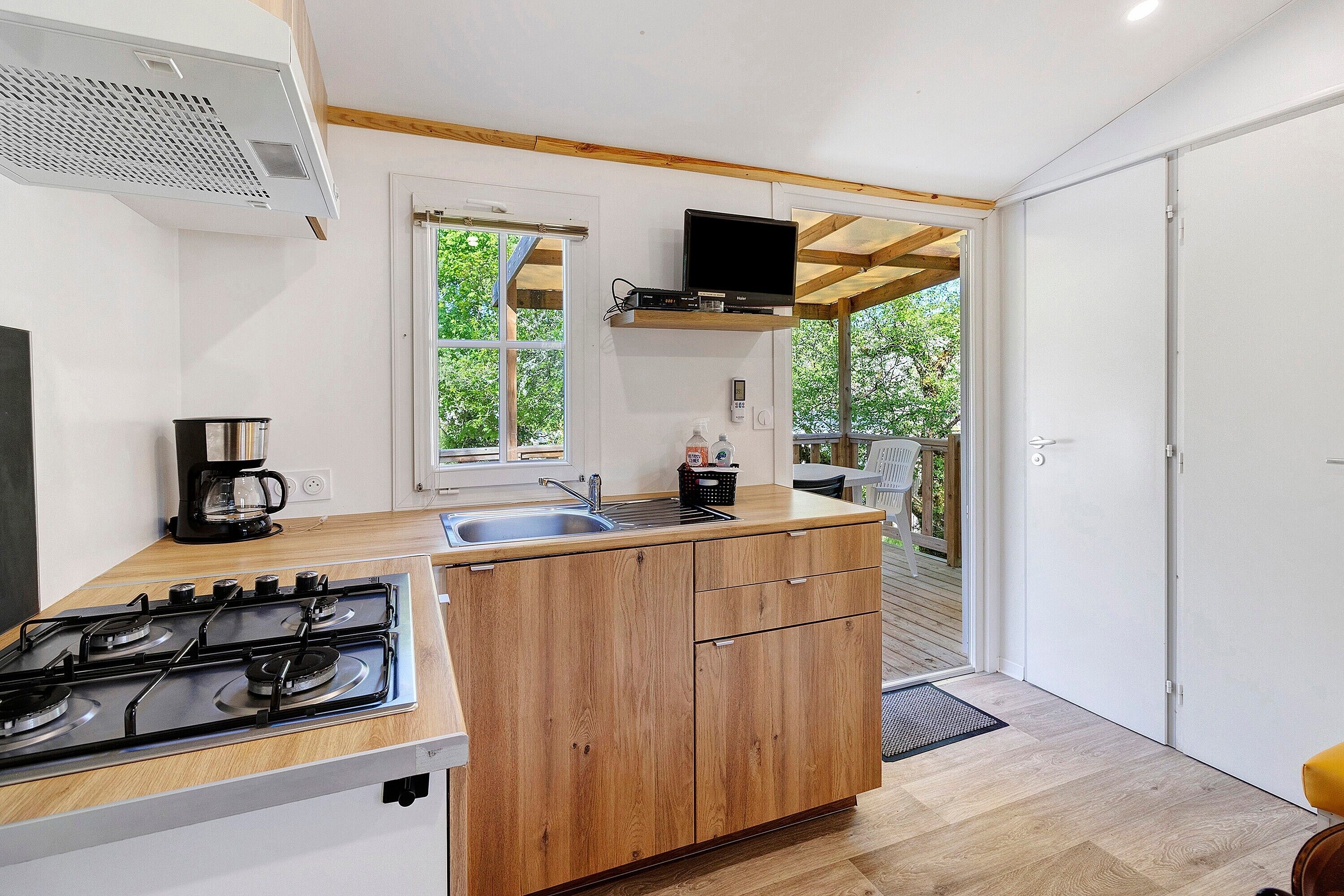 Kühlschrank, Mikrowelle, Herdplatte, Wasserkocher mit Kaffee-/Teezubehör